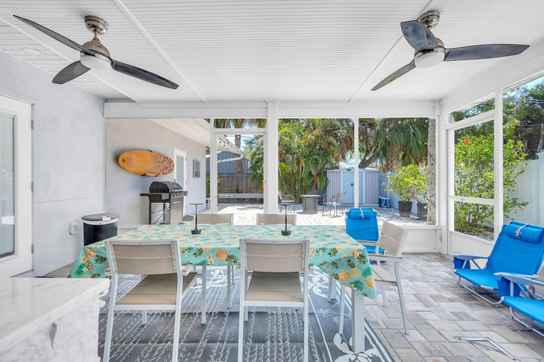 Outdoor dining 2, Sunsets and Sand Beach Getaway, Pinellas