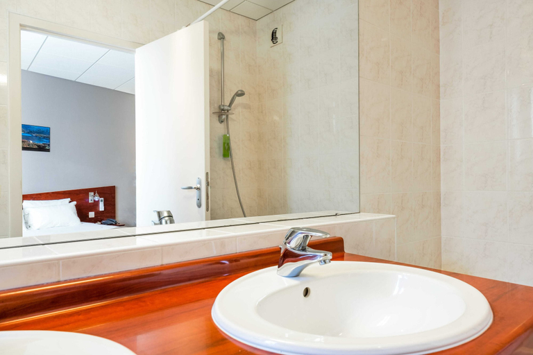 Bathroom 5, Hôtel du Palois - Pau Centre Bosquet, Pyrénées-Atlantiques