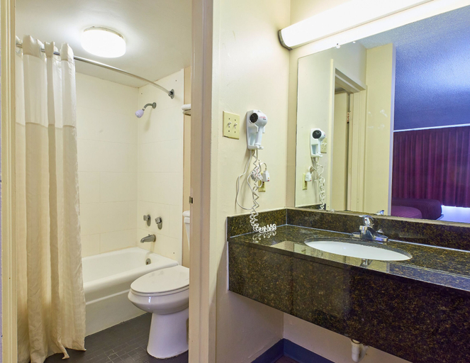 Bathroom 4, Magnuson Hotel Jacksonville Downtown, Duval