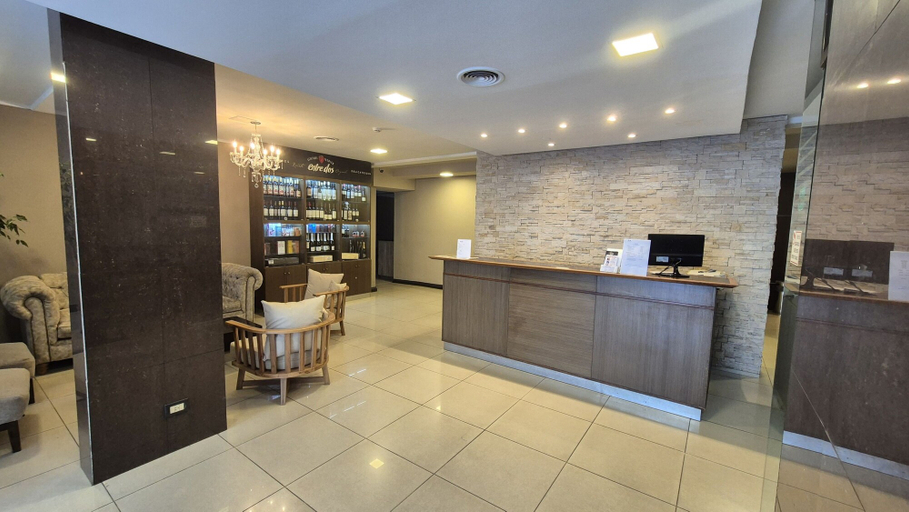 Others 1, Dakar Hotel, Capital