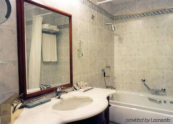 Bathroom, グランド ホテル ヨーロッパ, Baku
