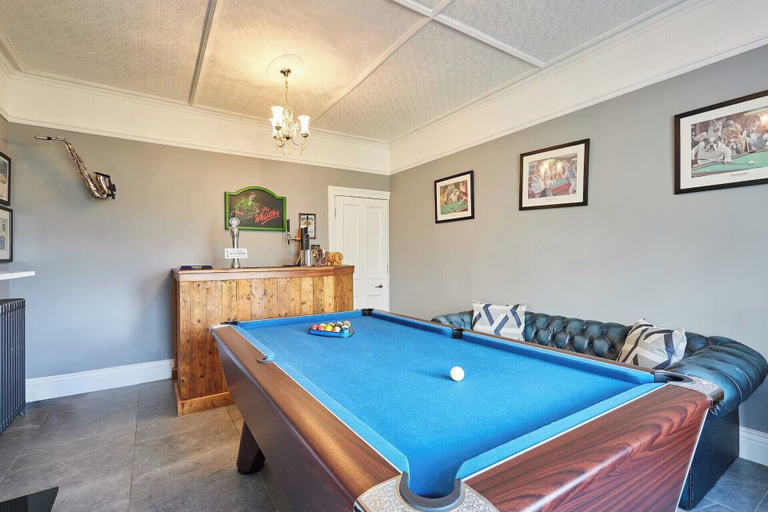 Game room 2, House Sleeps 10 With Parking and Garden, Gateshead