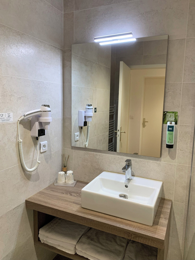 Bathroom 5, Hôtel de L'abbaye, Loiret