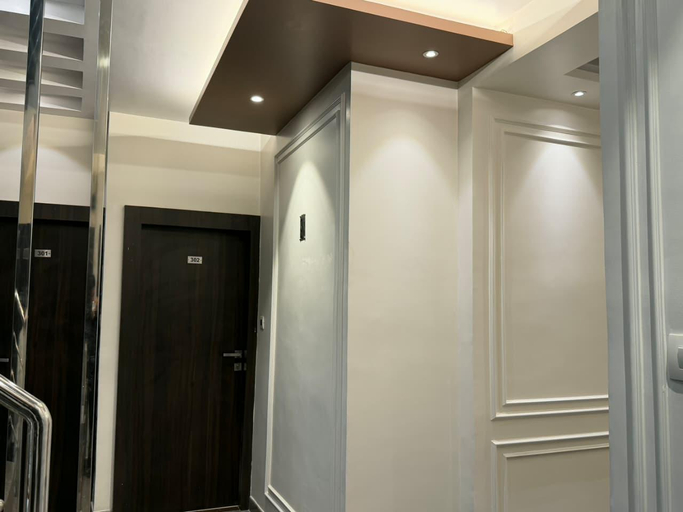 Public Area 3, Hotel Golden Crown - 600m to Kashi Vishwanath Temple, Varanasi