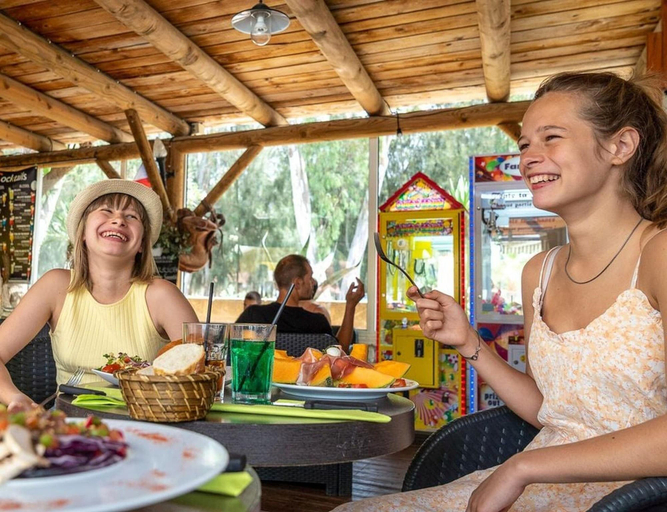 Outdoor dining 3, Family Lodge Near Beach & Pool, Var