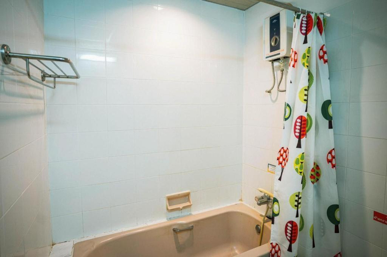 Bathroom 4, Sri Betong Hotel, Batong