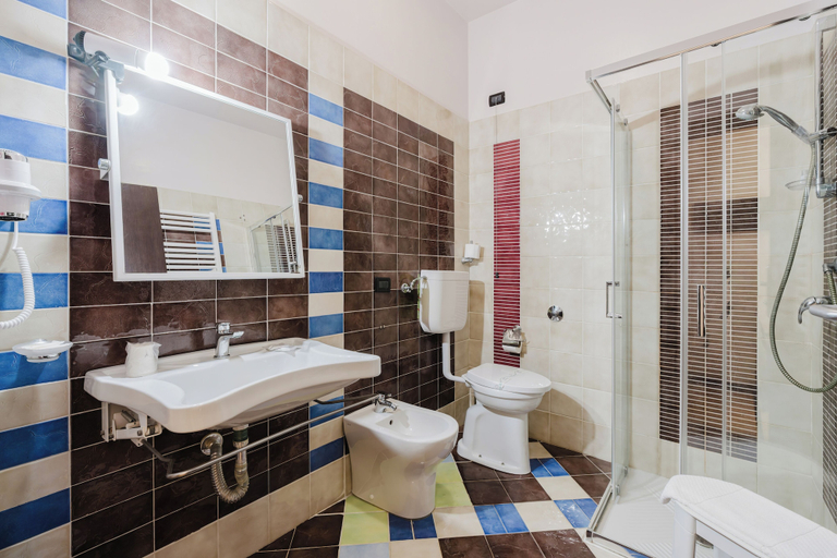 Bathroom 4, Cerri Hotel, Trapani