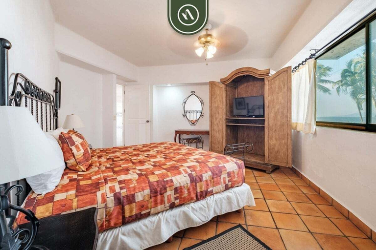 Room 3, Amazing 2 BR Condo Overlooking the Pool - Romantic Zone, Puerto Vallarta