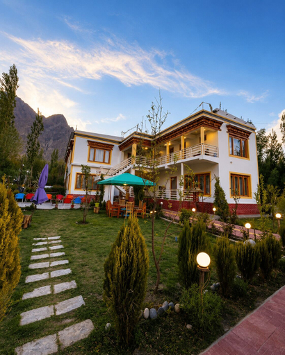Exterior & Views