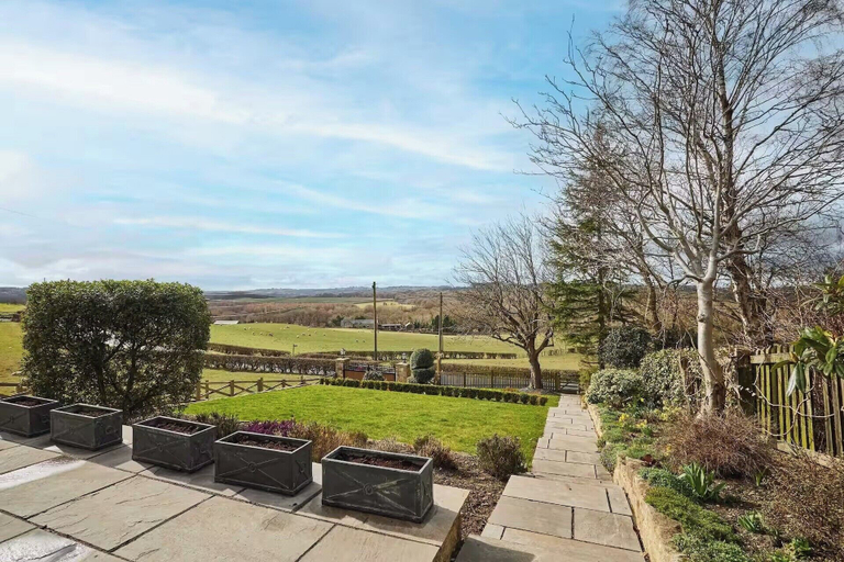 Property grounds 5, House Sleeps 10 With Parking and Garden, Gateshead