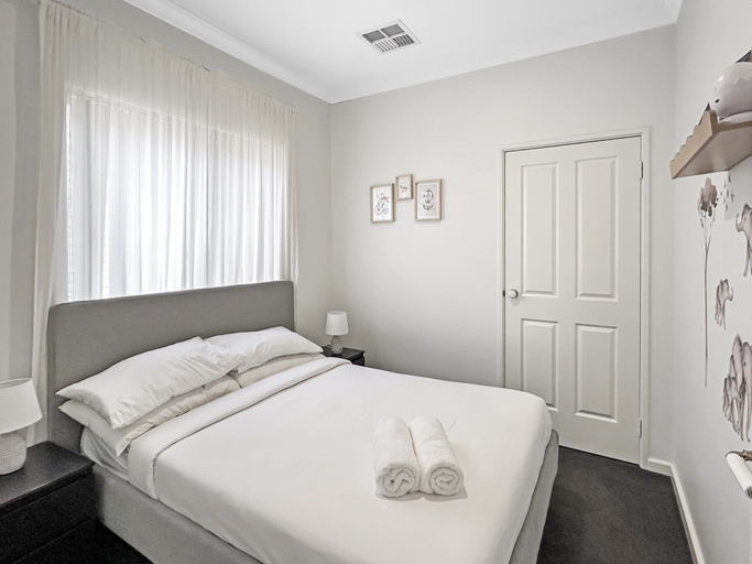 Room 5, Bright 3-bed House With Garage Parking, Perth