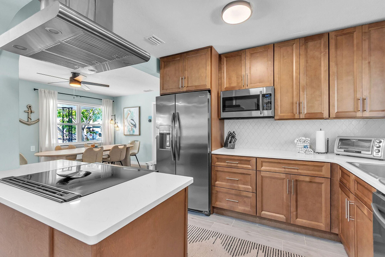 Private kitchen 5, Sunsets and Sand Beach Getaway, Pinellas
