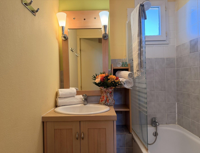 Bathroom 5, Hillside Mediterranean Stay for 6, Pyrénées-Orientales