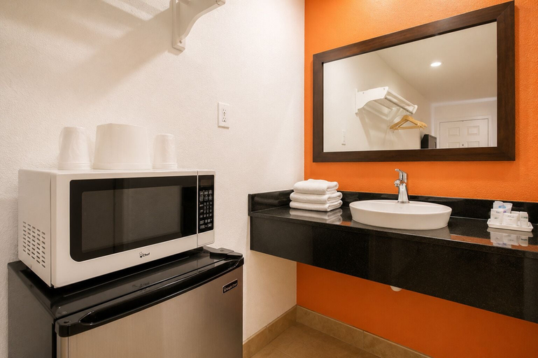 Bathroom 5, Bakersfield Inn, Kern