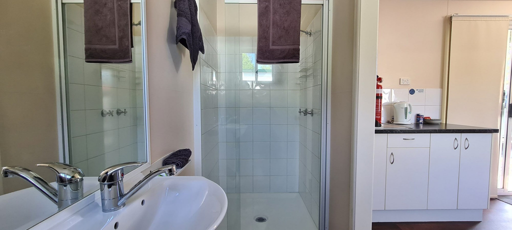 Bathroom, Rivergums Caravan Park, Goondiwind