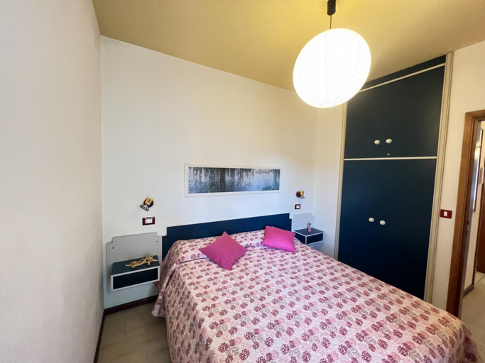 Bedroom 4, Spacious Beachfront Apartment With Terrace, Venezia