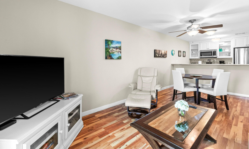 Dining 3, Tradewinds Condominium #25, Walton