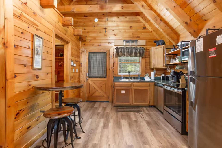 Room 4, Location Hot Tub Privacy Fireplace Common Pool, Sevier