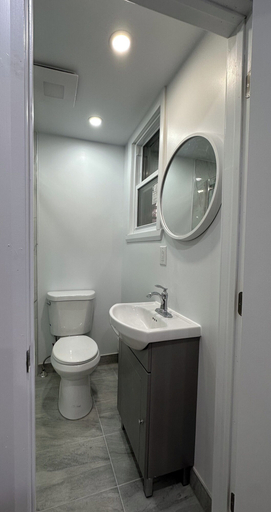 Bathroom 4, Hotel Mini, Montréal