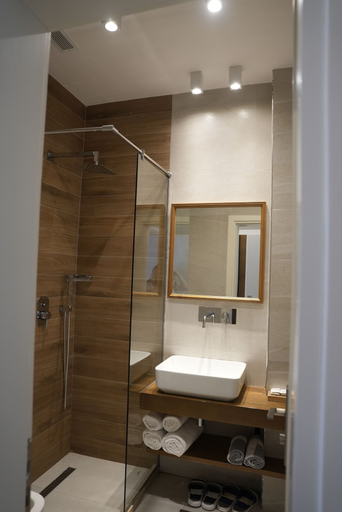 Bathroom 5, BluePoint Hotel, Tepelenës
