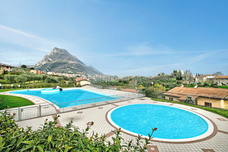 Pool 5, John's House-Lakeview & shared pool, Brescia