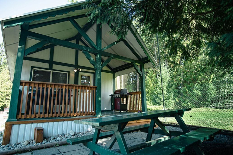 Outdoor dining 3, Rondalyn Camping & RV Resort, Nanaimo