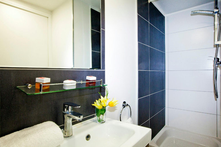 Bathroom 4, Sejours and Affaires Pantin Charles De Gaulle, Seine-Saint-Denis