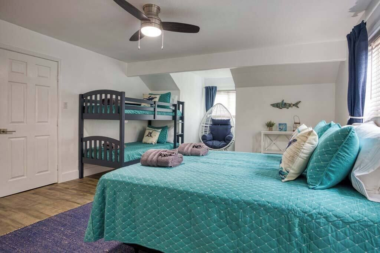 Room 4, Sleeps 32 - Spectacular Adjoining Homes Awaits, Nueces