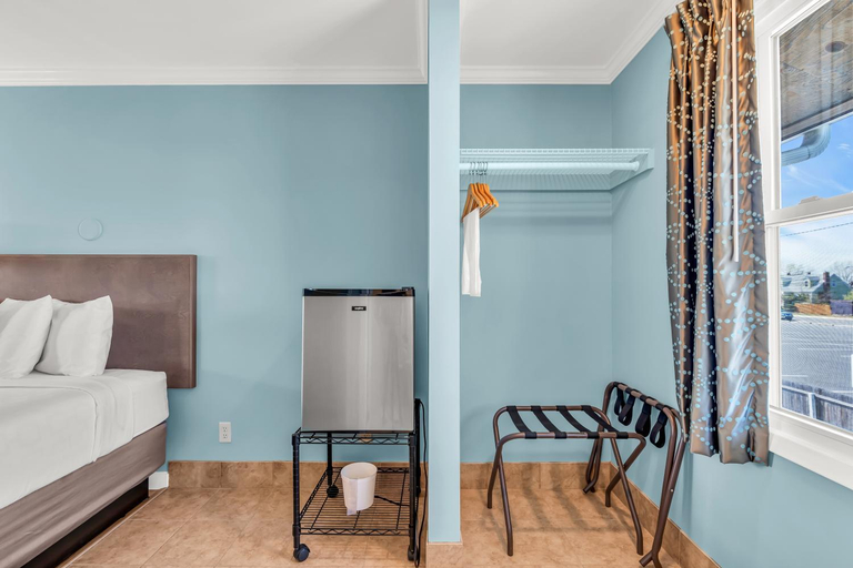 Bedroom 4, Surfside Motel, Ocean