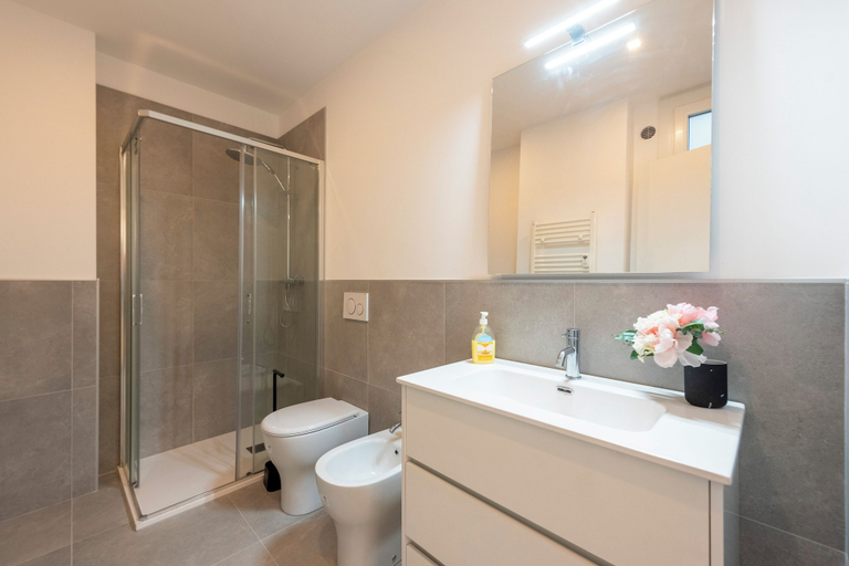 Bathroom, Central Apartment Piazza Dante Genova, Genova