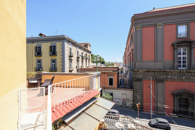 Exterior 2, Into Mann, Napoli