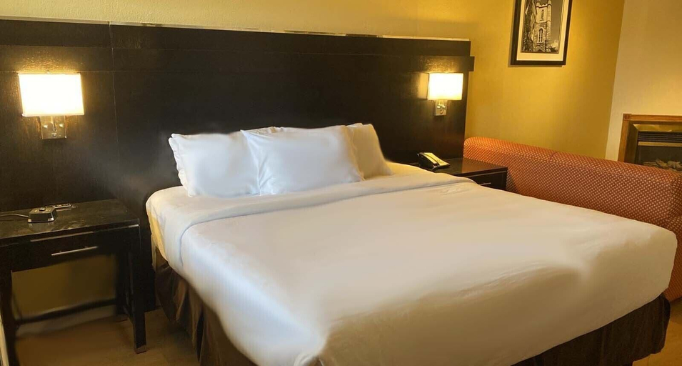 Bedroom 2, Riviera Inn and Suites 1000 Islands, Leeds and Grenville