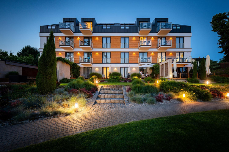 Exterior & Views