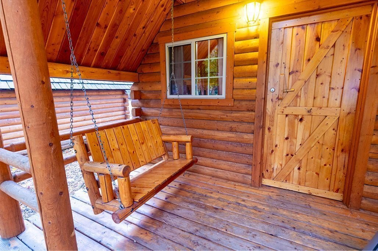 Terrace/patio 5, Gallagher Lake Camping & RV Resort, Okanagan-Similkameen