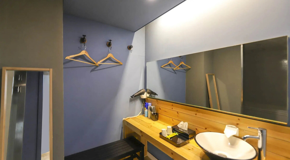 Bathroom 3, 747 Motel, Gimcheon