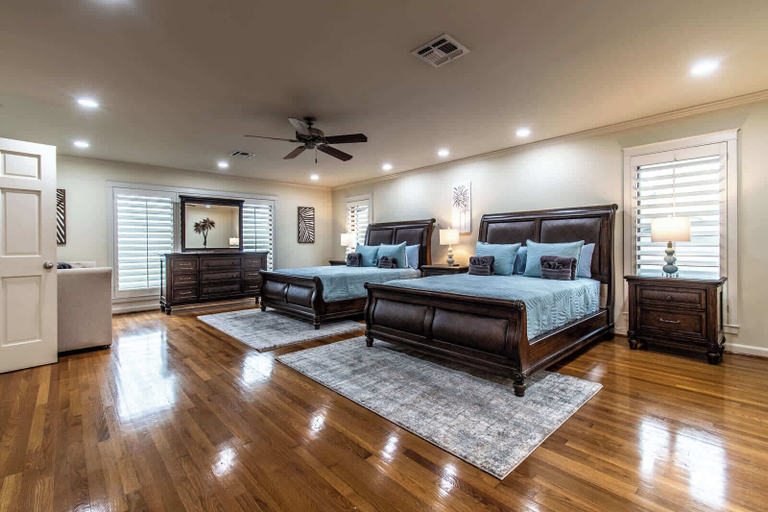 Room 3, Ocean Drive Grand Estate Sleeps 54 Pool, Nueces