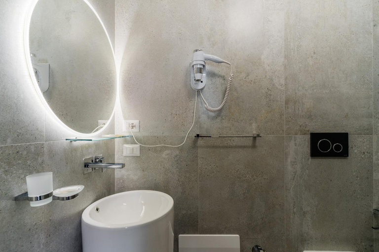 Bathroom 3, Baia Di Torre Squillace, Lecce