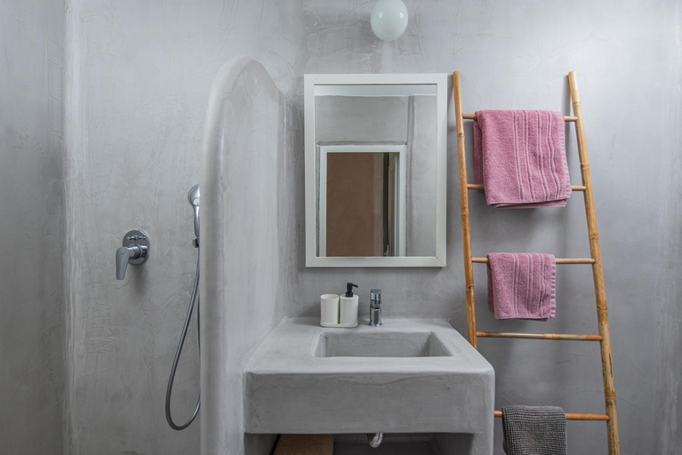 Bathroom 3, Rosys Little Village, Attica