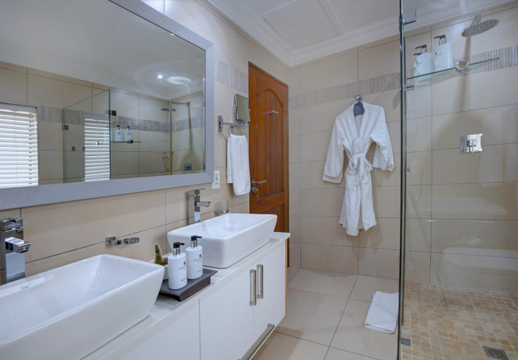 Bathroom 4, African Oceans Manor on the Beach, Eden