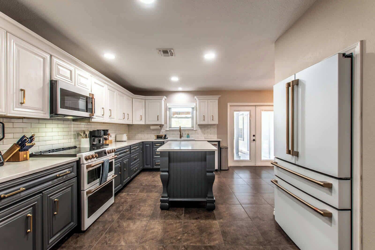 Private kitchen 2, Coastal Getaway Sleeps 34 - 2 Homes, 2 Pools, Nueces