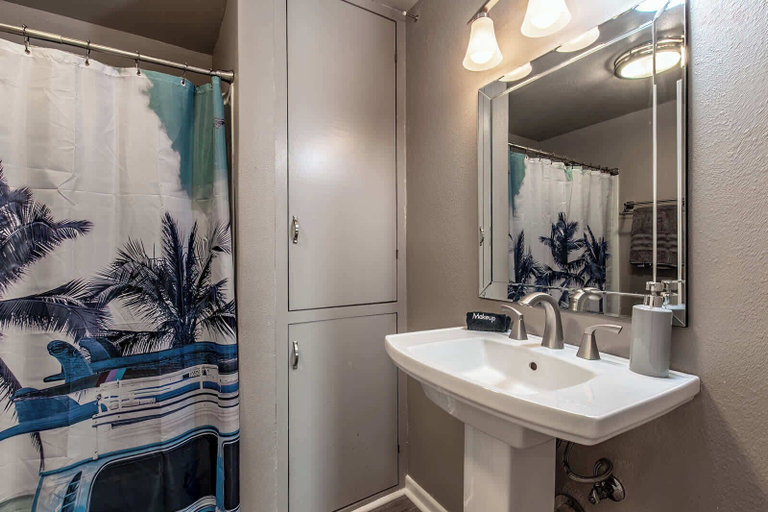 Bathroom 5, Hinman Haven + Hot tub, Nueces