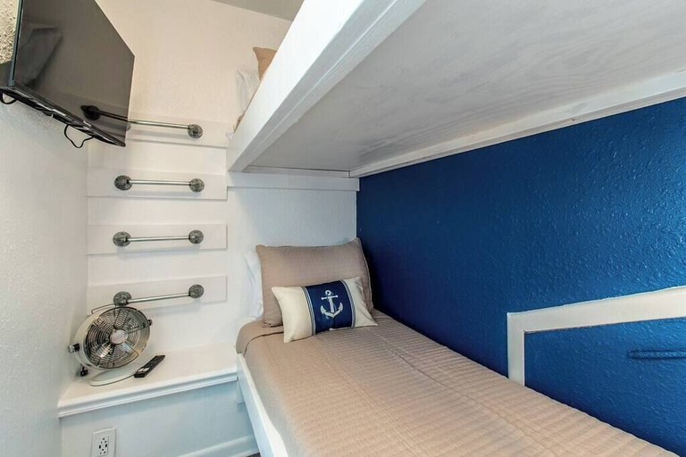 Room 5, Sleeps 32 - Spectacular Adjoining Homes Awaits, Nueces