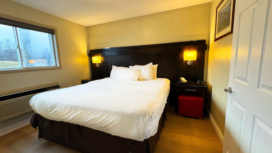 Bedroom 2, Riviera Inn and Suites 1000 Islands, Leeds and Grenville