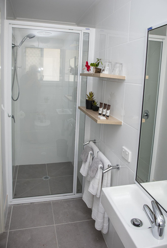 Bathroom 5, Dandaloo Gardens, Magnetic Island