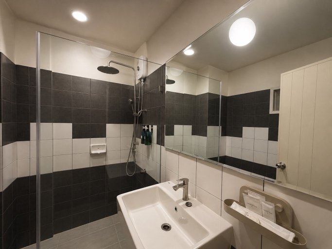 Bathroom 5, Woraburi Sukhumvit Hotel, Khlong Toey