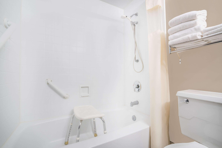 Bathroom, Days Inn by Wyndham La Crosse Conference Center, La Crosse