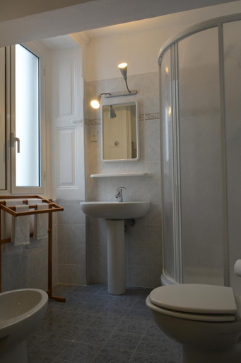 Bathroom 2, Family Hotel Balbi, Genova
