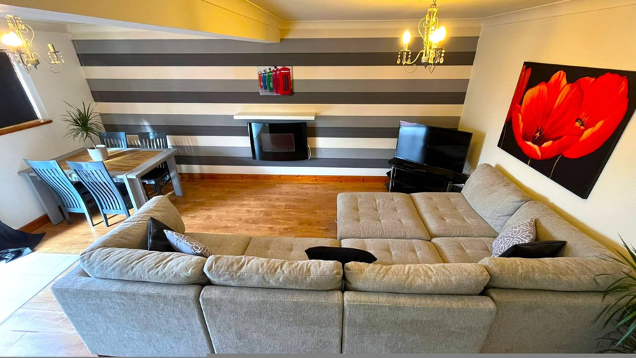 Room 4, Spacious 4BR Edinburgh Home Free Parking, Edinburgh