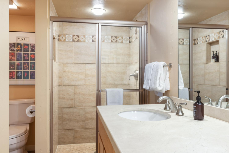 Bathroom 2, Vantage Point, Eagle