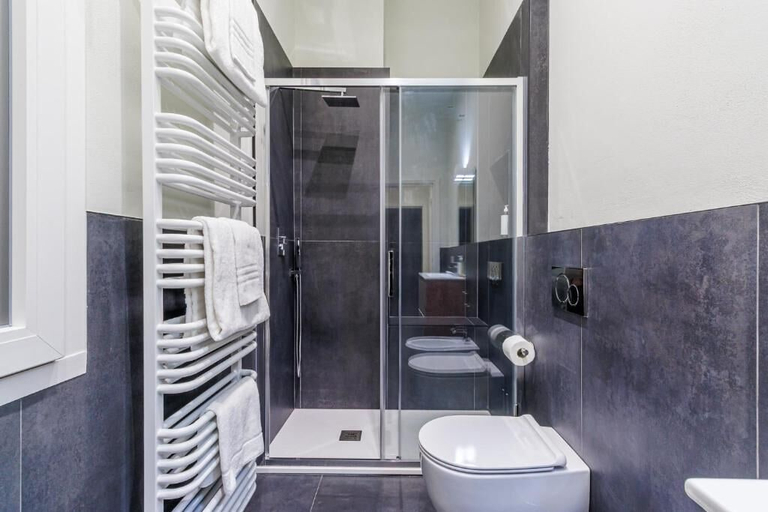 Bathroom 5, PAllamaglio sui, Modena